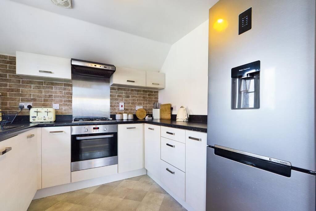 Chic City Centre Apartment With Allocated Parking Swansea Exteriér fotografie