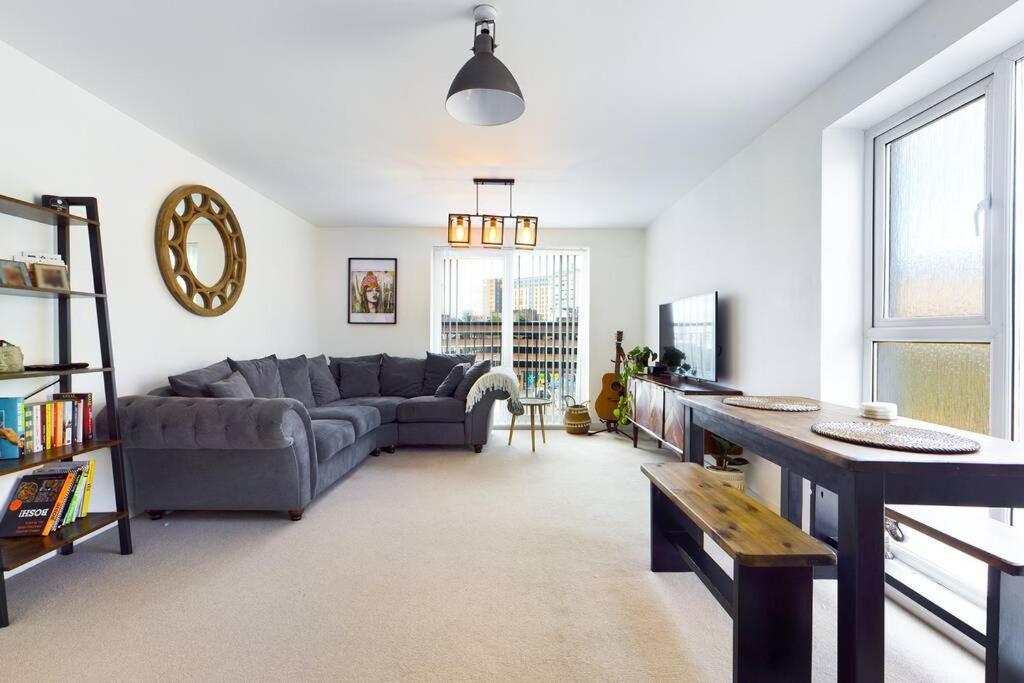 Chic City Centre Apartment With Allocated Parking Swansea Exteriér fotografie
