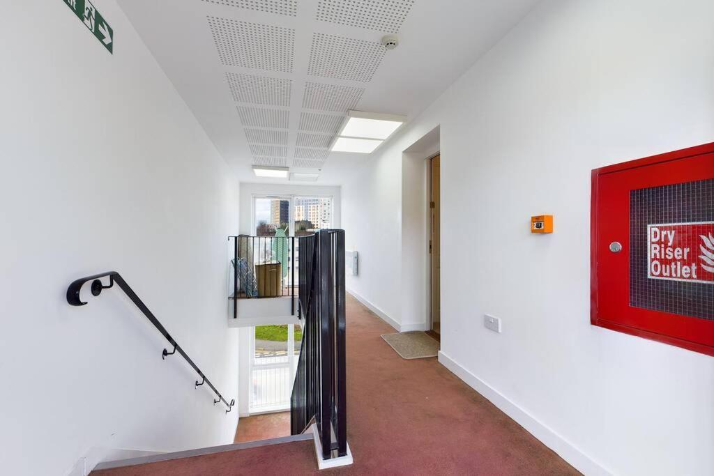 Chic City Centre Apartment With Allocated Parking Swansea Exteriér fotografie